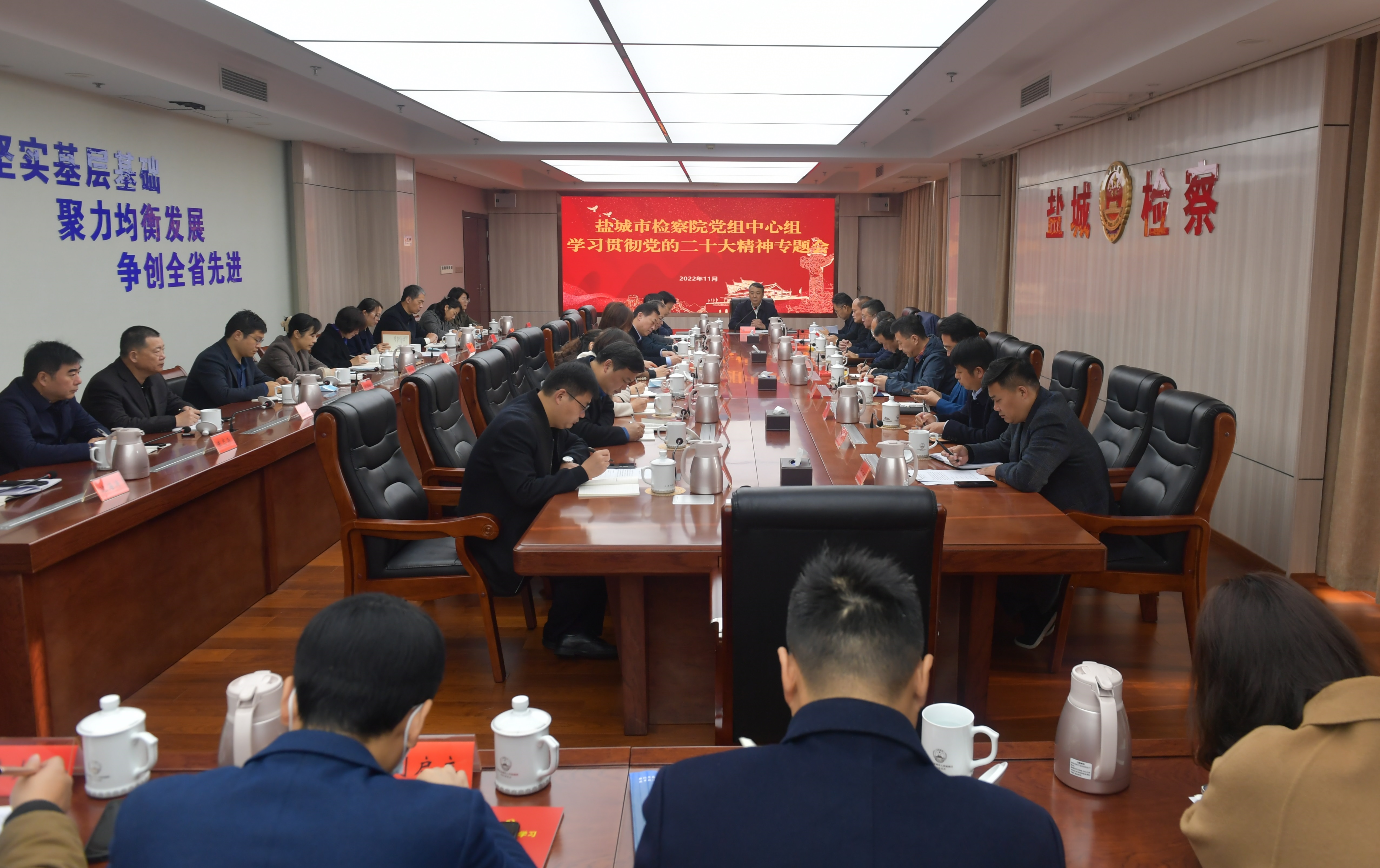 市院召开党组中心组学习贯彻党的二十大精神专题会.jpg